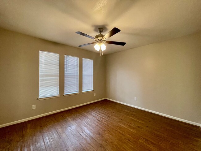 Building Photo - Cute 3 Bed Home in Bryan Available for Mov...