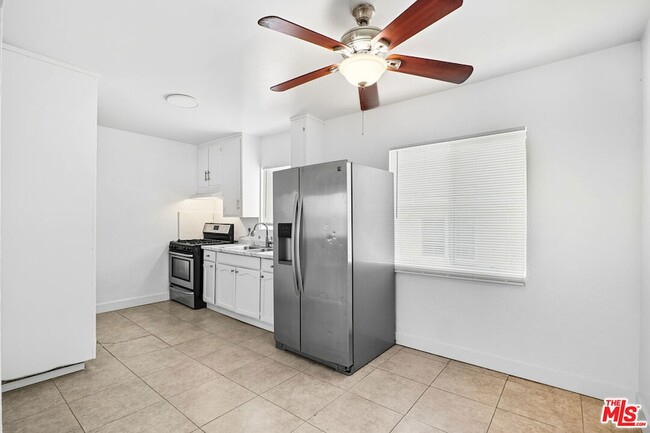 Building Photo - 959 S Soto St