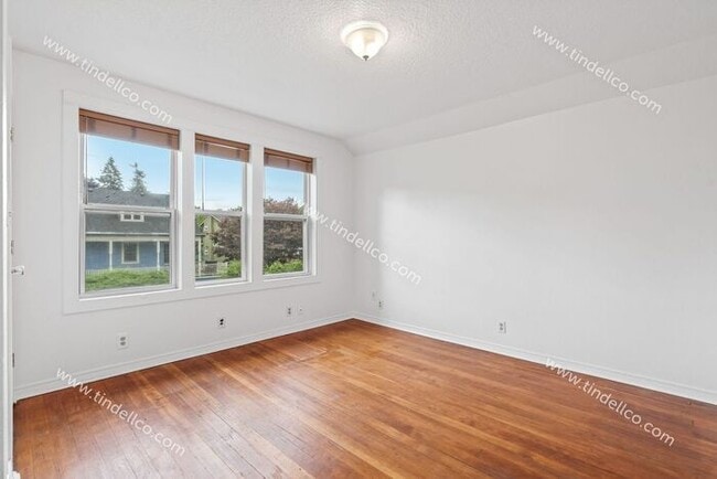 Building Photo - 4 Bedroom, 3 Bathroom Home 3000 + Square feet - A Must See In Abernethy School Boundary