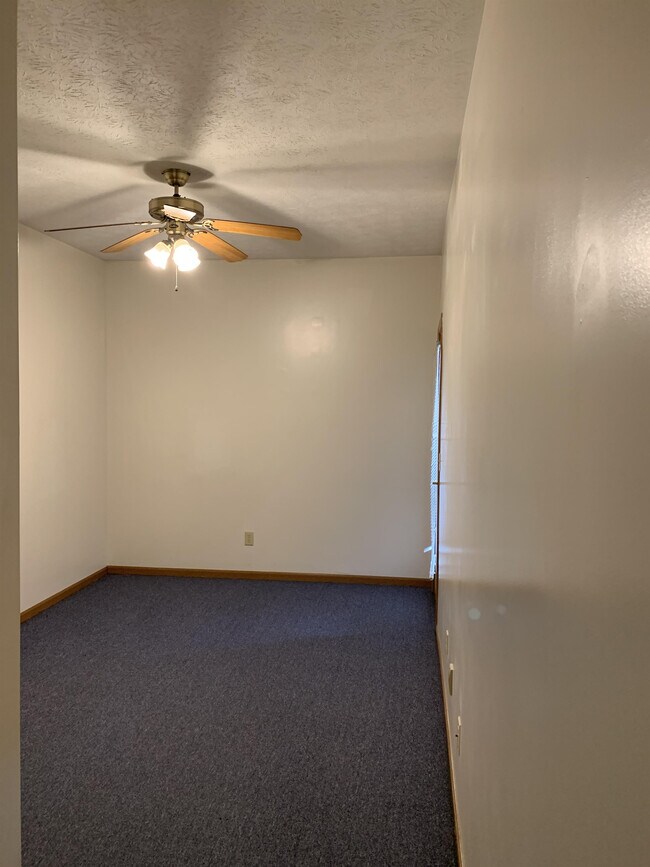 Building Photo - 135 S River Rd