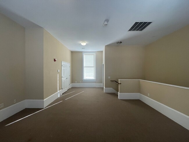 Building Photo - Loft Style One Bedroom Apartment in Great ...