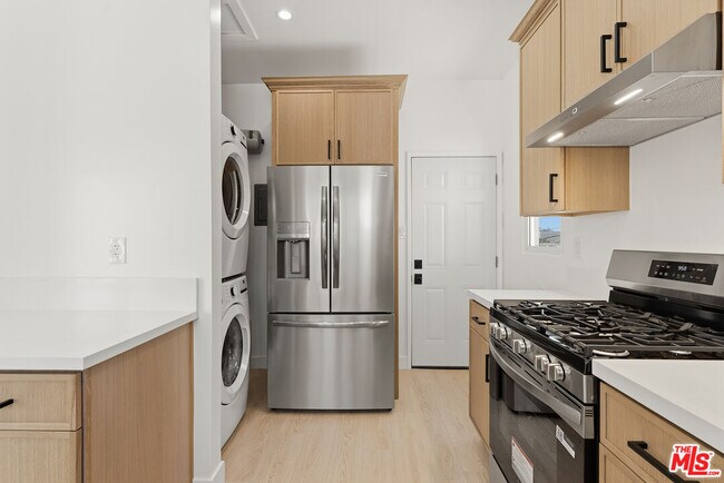 Building Photo - 833 1/4 N Alfred St