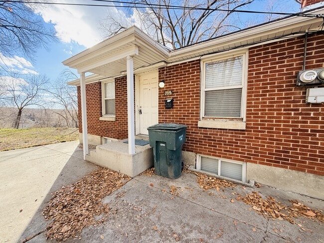 Building Photo - 709 Darling St