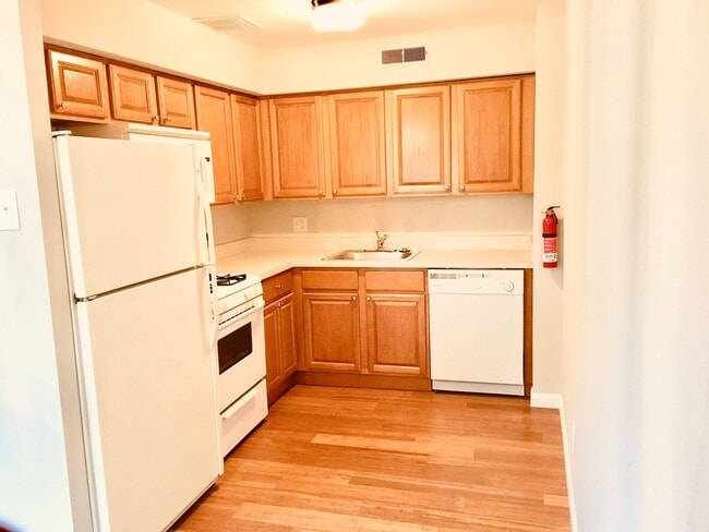 Building Photo - 810 N Forklanding Rd