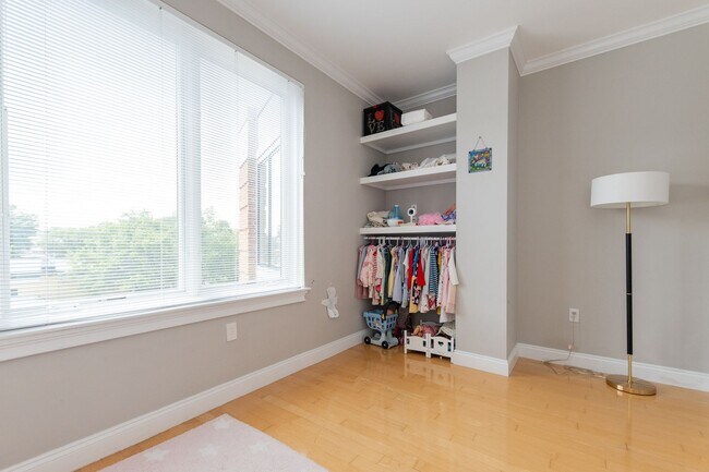 Building Photo - Amazing Brookline 3 bed 2.5 bath....