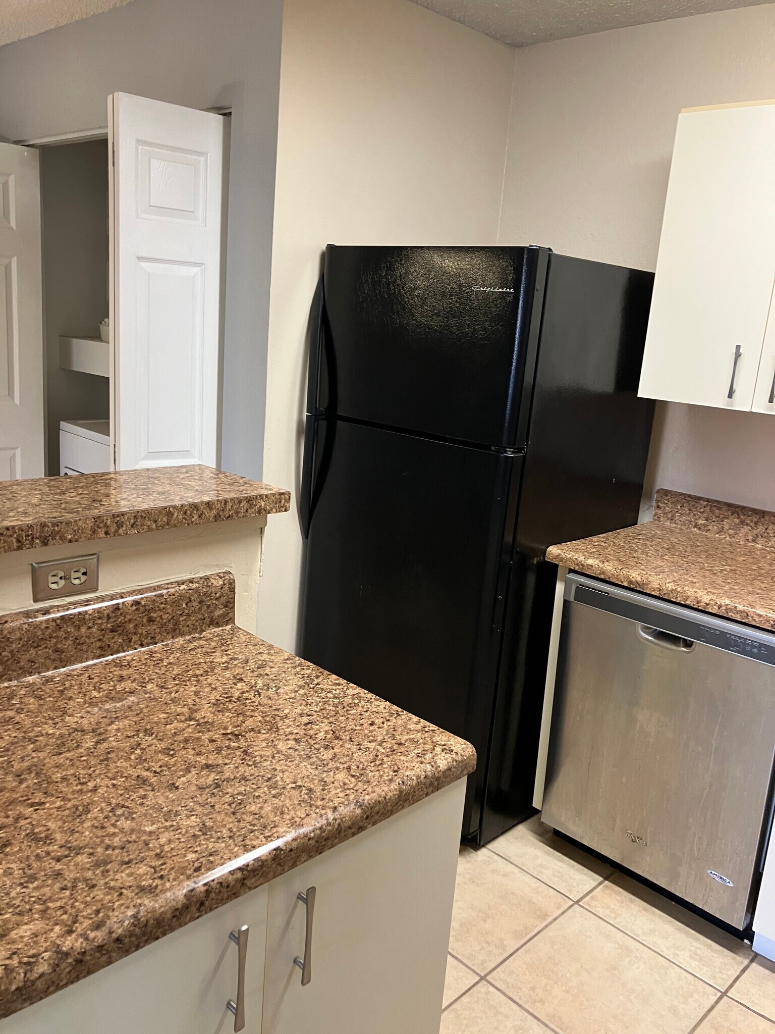 Building Photo - 360 Lake Ontario Ct