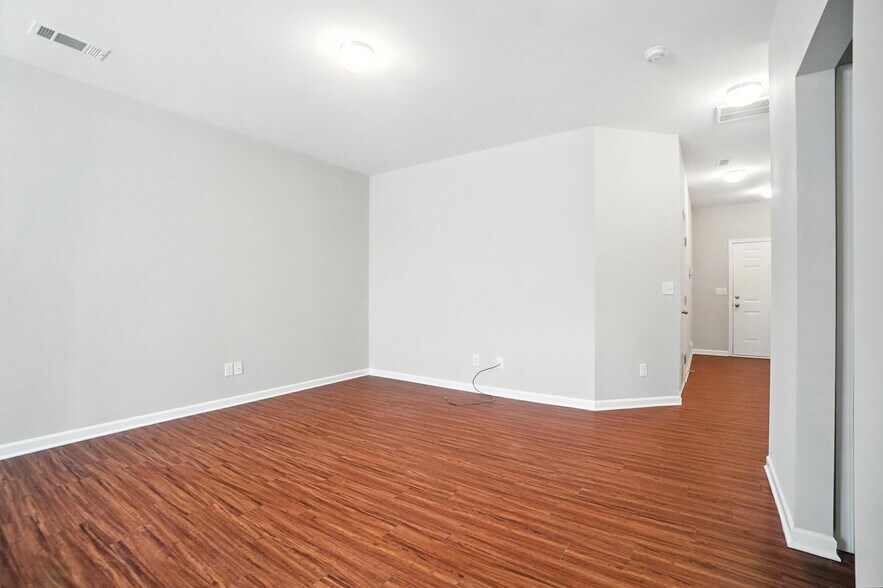 Building Photo - 4020 Queensbridge Rd