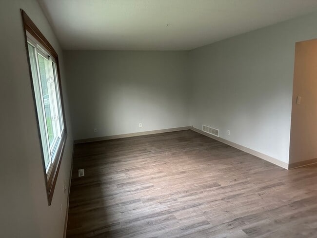 Building Photo - Newport Duplex