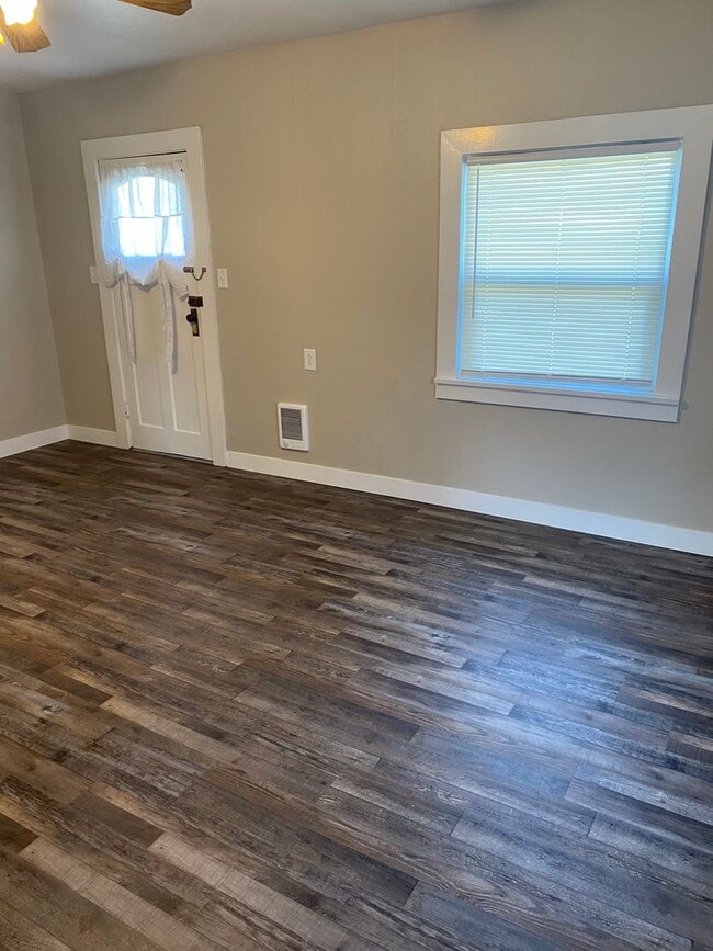 Building Photo - Gem Located In Central Selah; Spacious 2-Bedroom Retreat with Private Yard & Lots Of Storage!