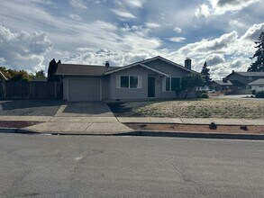 Building Photo - Nice 2 bedroom 1 bath duplex in Springfield!