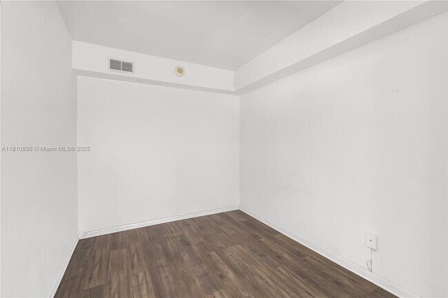 Building Photo - 4925 Collins Ave