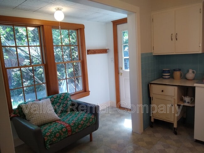 Building Photo - 323 Pelham Rd