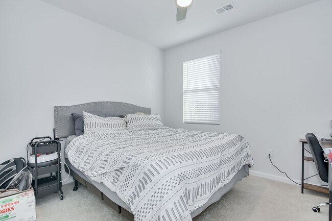 Building Photo - Beautiful 5 Bedroom 3 Bath