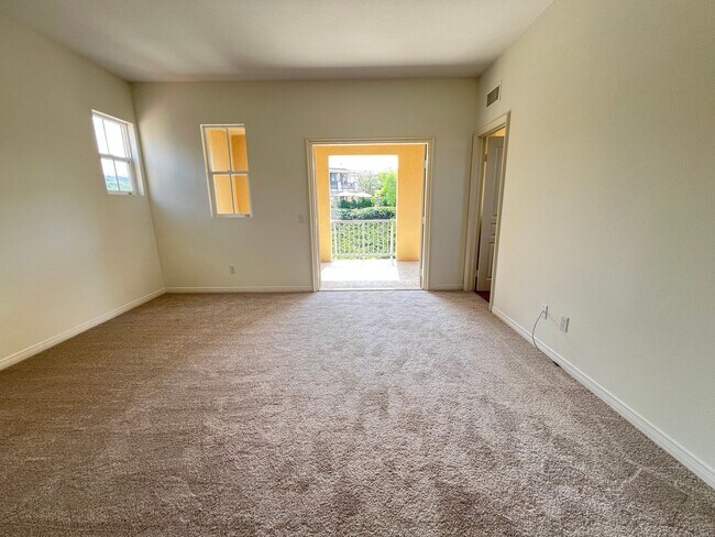 Building Photo - Luxury En Suite Living & Panoramic Views