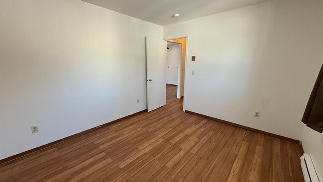 Building Photo - A quaint (2) Bed, (1) Bath unit with mountain views!