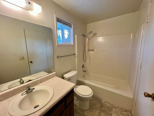 Building Photo - Edgewood Triplex