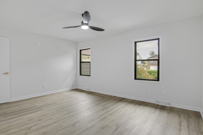 Building Photo - 452 Pasadena Dr