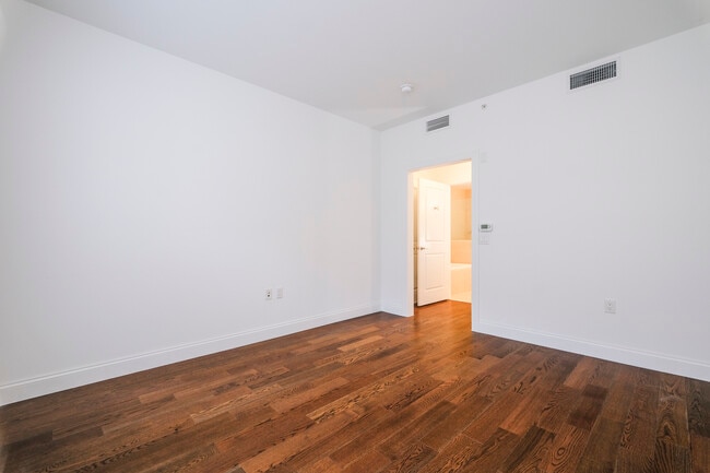 Building Photo - 10 Byron Pl