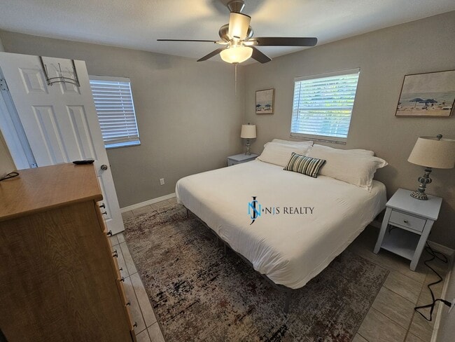 Building Photo - JUST REDUCED... must see beautiful 3/2 1071 Sq. Ft. with a POOL!! Gorgeous updated Kitchen & bath...