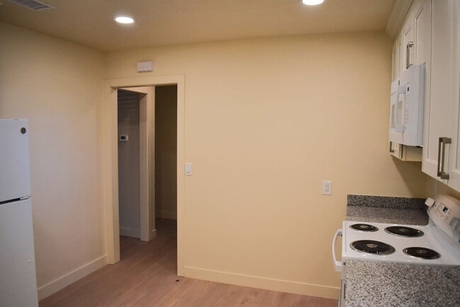 Building Photo - Lovely house located close to downtown and the police department with easy access to I-80!