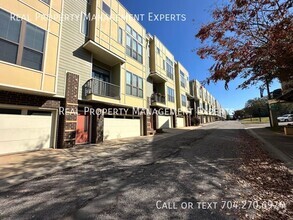 Building Photo - Charming 2BR/2.5BA Townhouse in Charlotte!