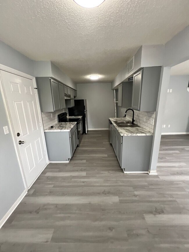 Building Photo - Parkville Living! Updated 2 Bed, 1 Bath with 1-Car Garage