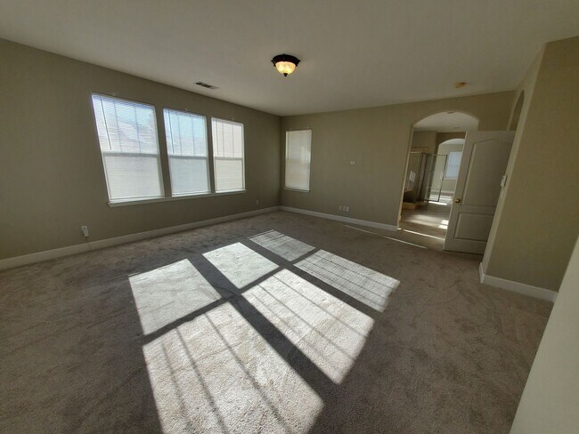 Building Photo - STUNNING SPACIOUS 5 BEDROOM HOME IN CONCOR...