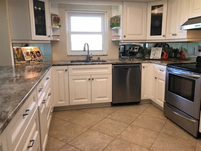 Building Photo - 160 Columbia Dr