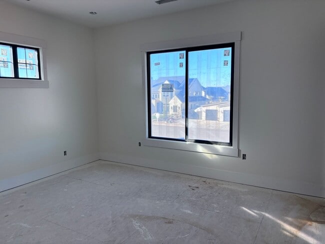 Building Photo - 5 bed 4.5 bath home with pool in Crimson Cliff Boundary