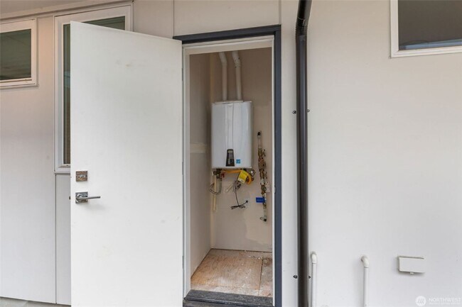 Building Photo - 2Bd/2Ba Seattle Townhouse
