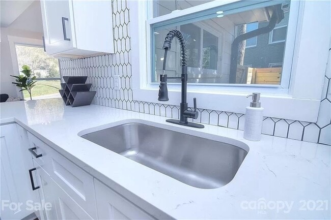 Building Photo - Remodeled 3 bed, 2 bath home in Plaza-Shamrock!