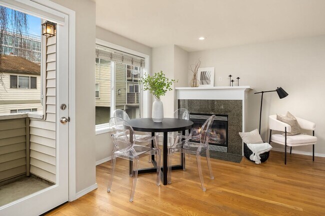 Building Photo - 3Bd/2.25Ba Seattle Townhouse