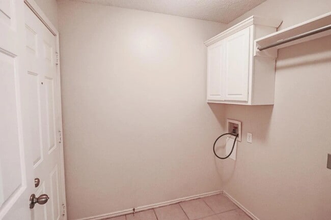 Building Photo - Great 3/3/2 Duplex!