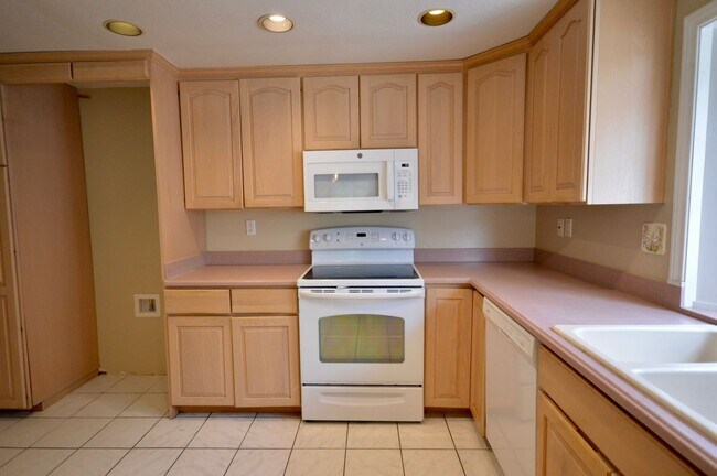 Building Photo - 2 Bedroom plus Den Home in 55+ Community i...