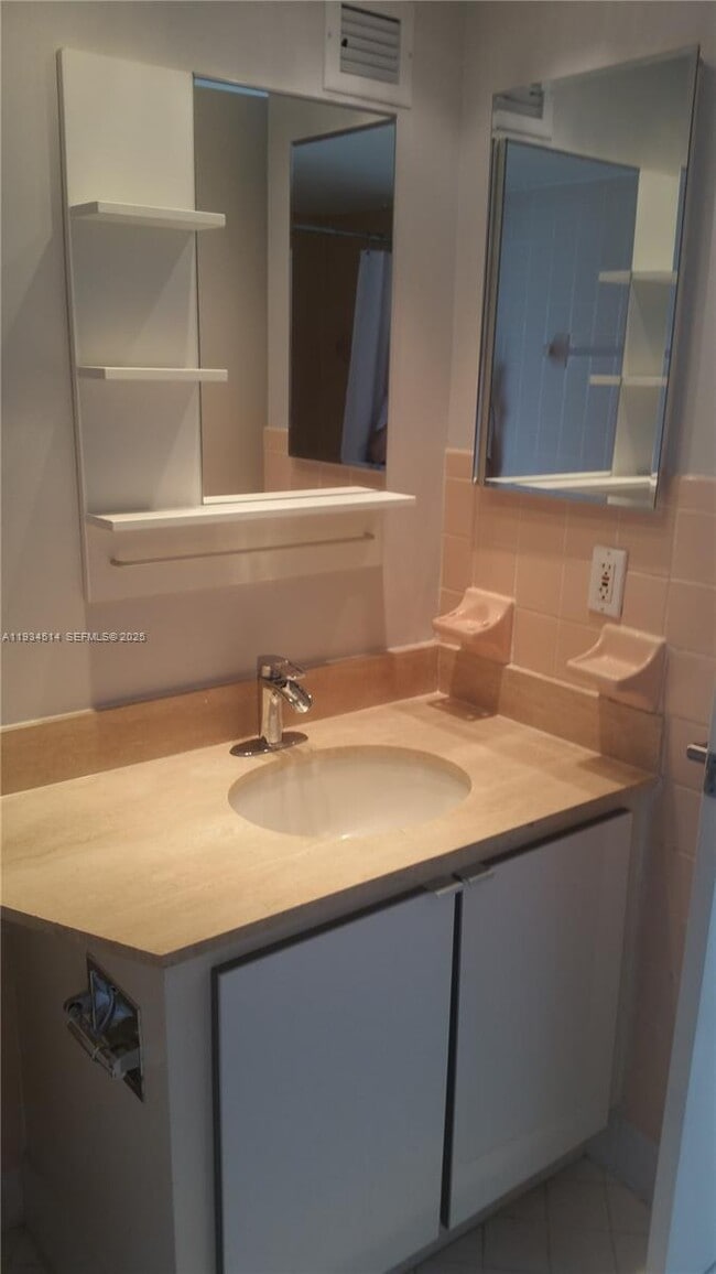 Building Photo - 600 NE 36th St