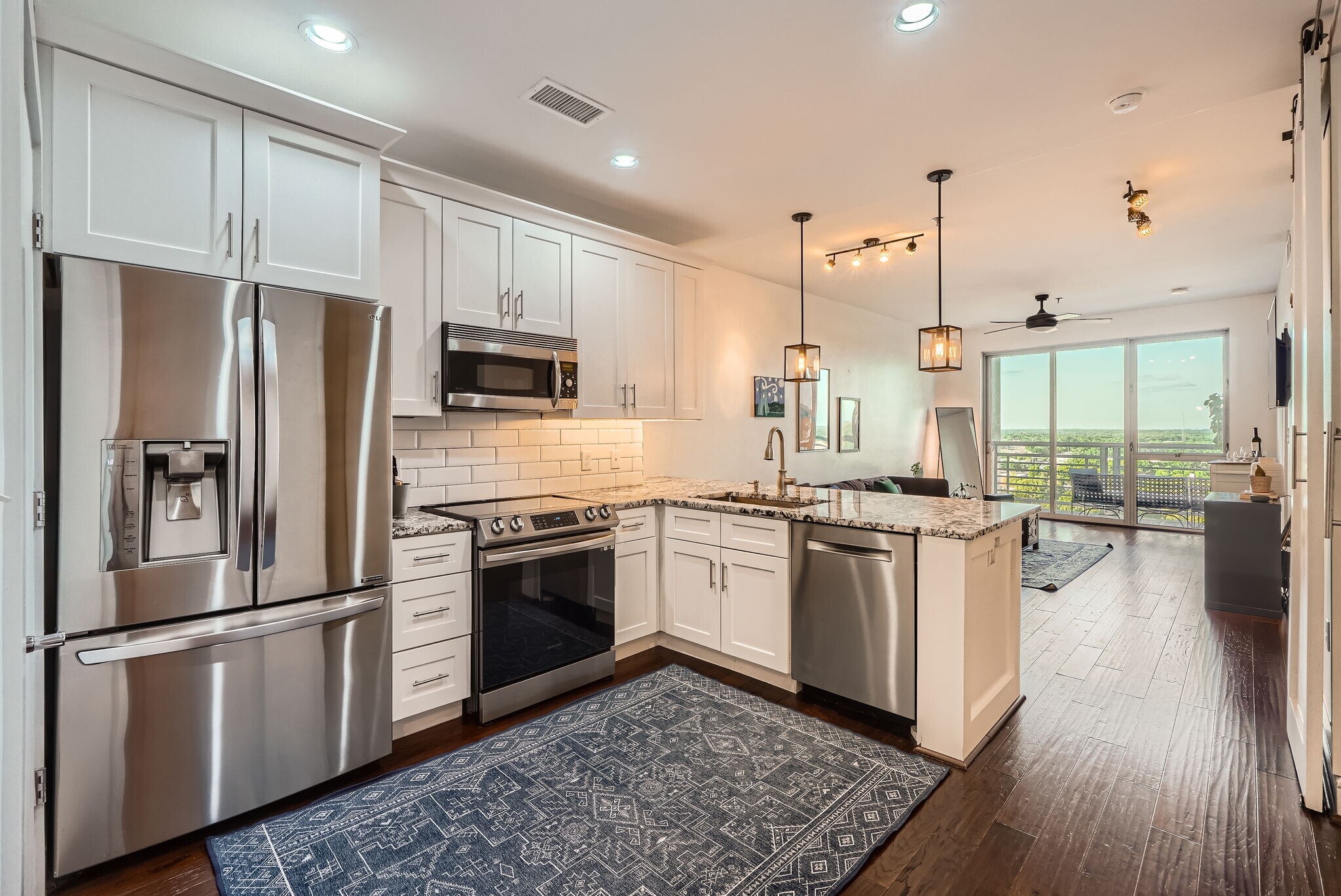 Building Photo - 333 W Trade St