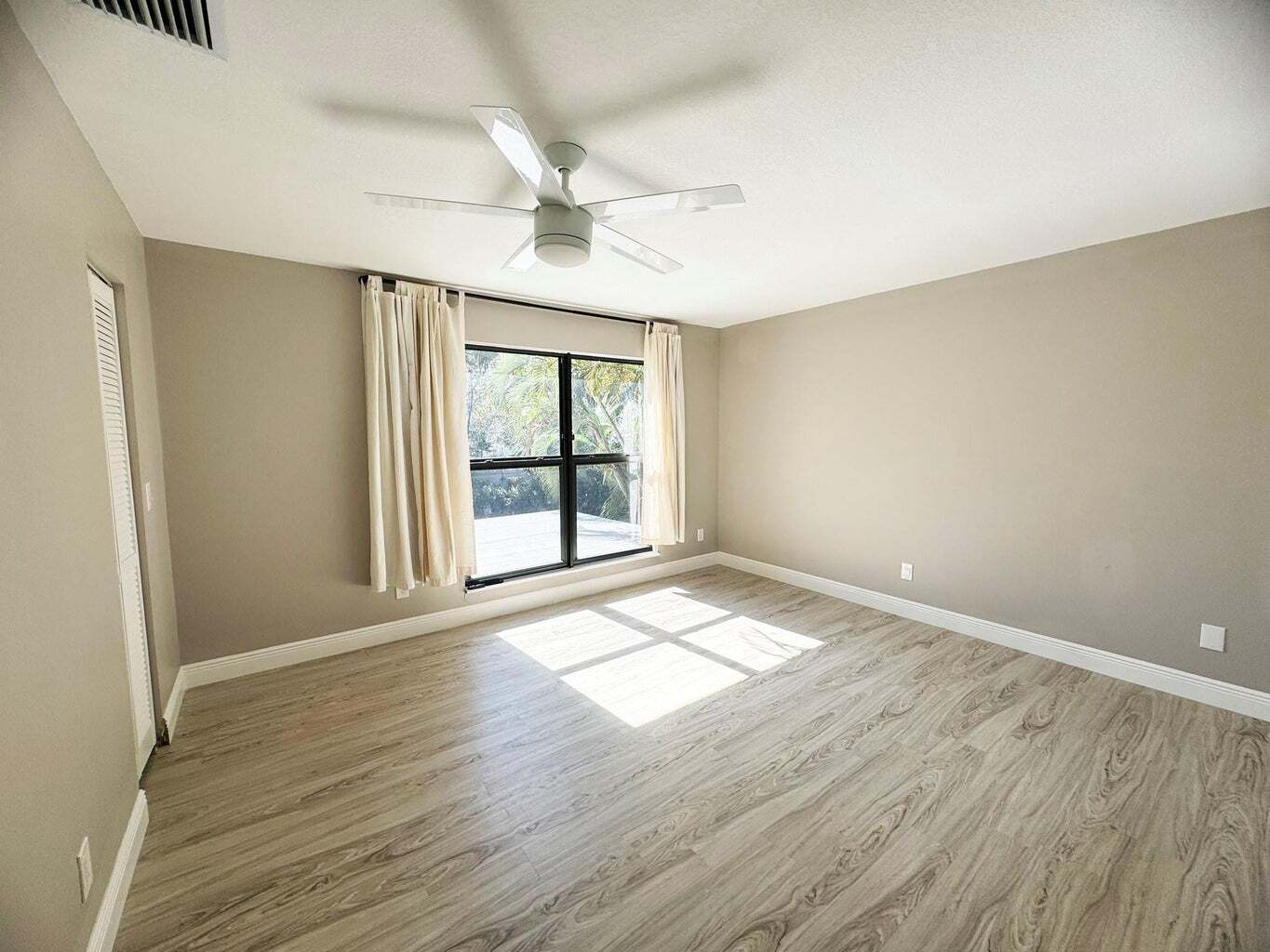 Building Photo - 321 Sandtree Dr