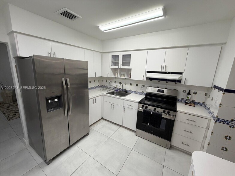 Building Photo - 3600 SW 26th St