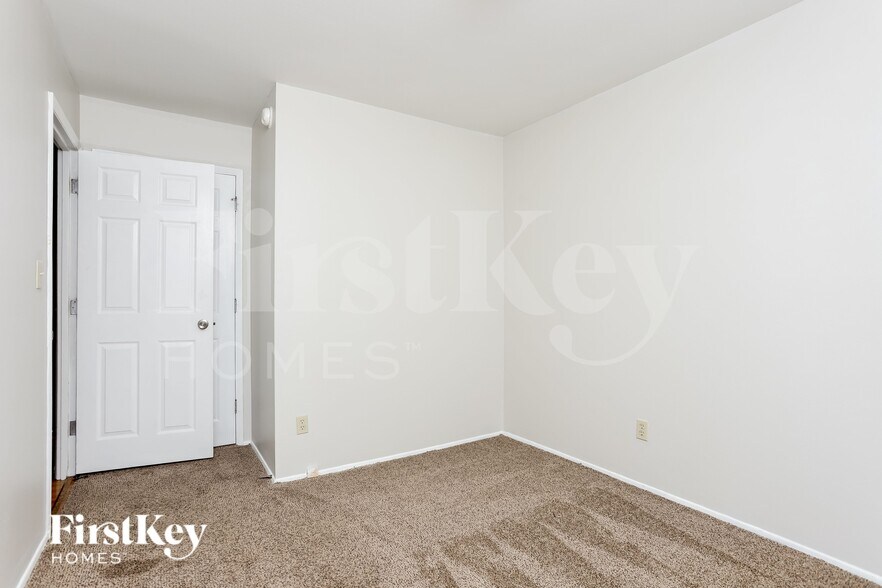 Building Photo - 323 Turfwood Dr