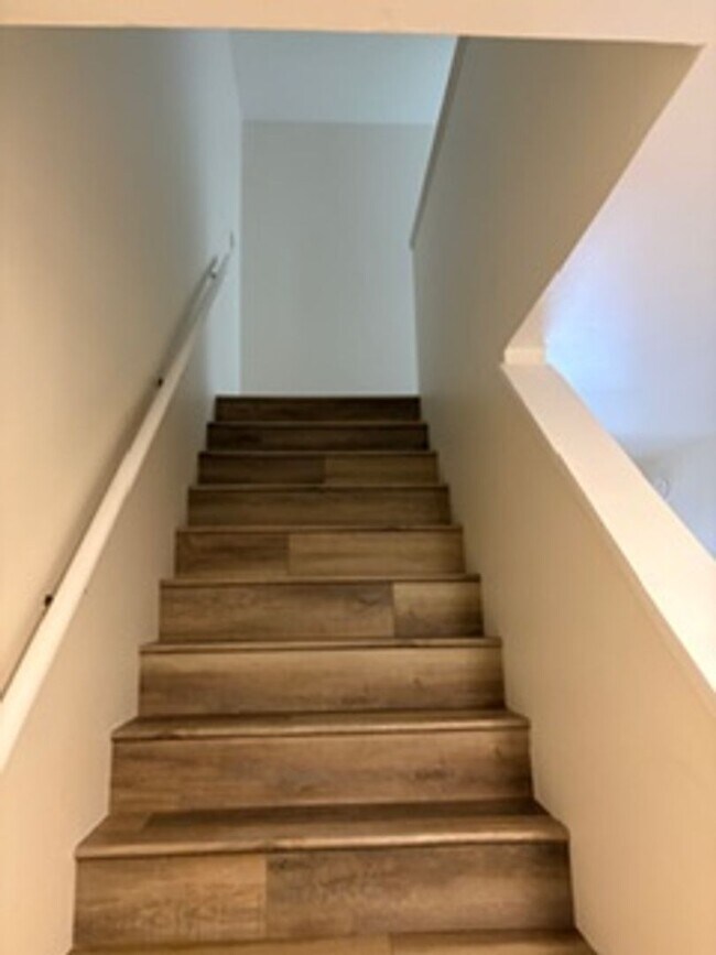 Building Photo - Northwood Estate Charmer