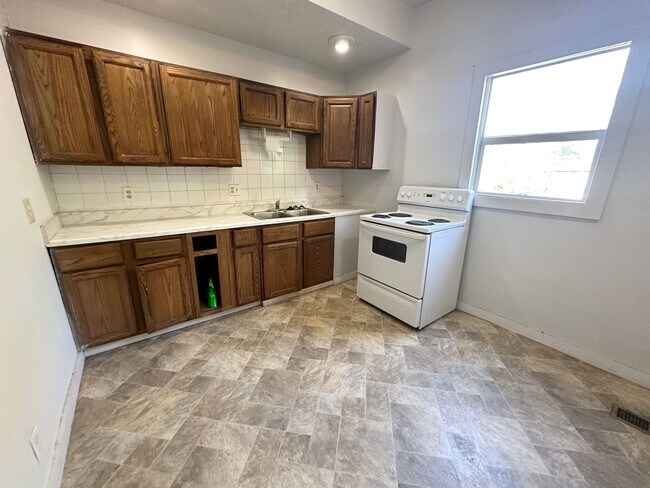 Building Photo - 4 bedroom / 2 bath home with lots of room!