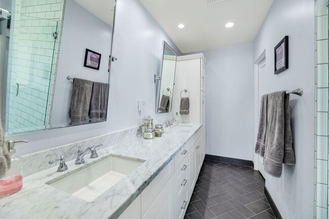 Building Photo - 6202 E Calle Redonda