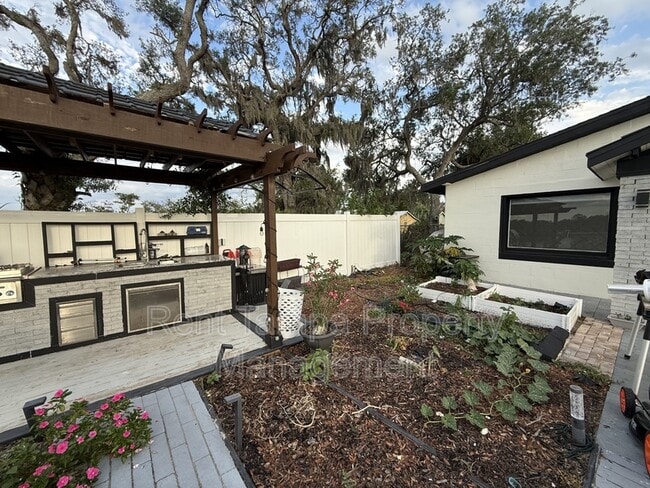 Building Photo - Neptune Drive - 1154 A