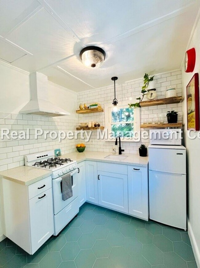 Building Photo - AVAILABLE NOVEMBER - Unfurnished 1 Bed / 1...