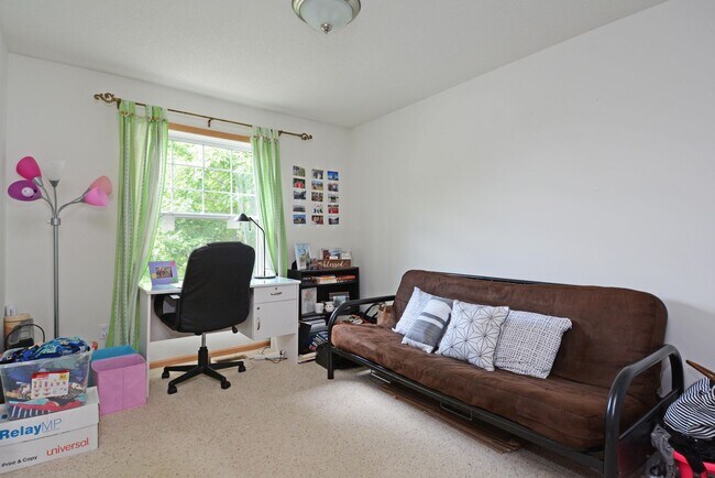 Building Photo - Spacious 4-Bed 3.5-Bath in Blaine - Available 6/10!