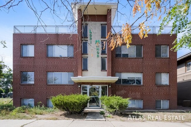 Building Photo - Top Floor 2 Bedroom Apartment Steps from R...