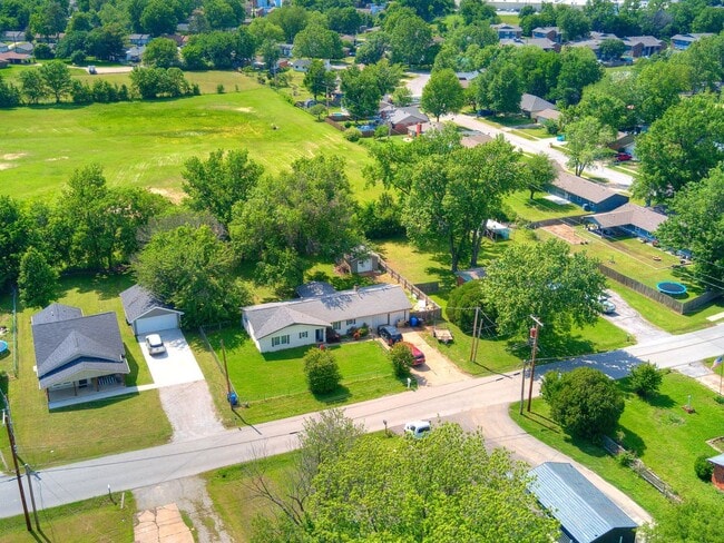 Building Photo - Great home, 4 bedrooms or 3+study, 1.5 bat...