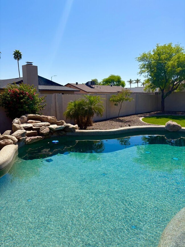Building Photo - **STUNNING 3 BEDROOM/2 BATHROOM FULLY RENO...