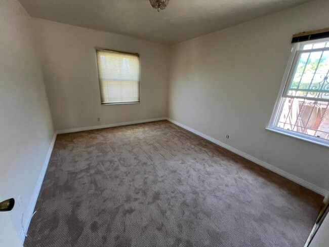 Building Photo - LOCATION LOCATION!!! 5th & I St, Large House, 3BR 1BA w/ 2 car Garage