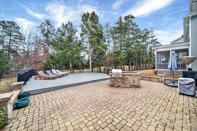 Building Photo - 1389 Overlea Pl NW